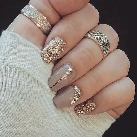 Detalhes em glitter e joias nas unhas