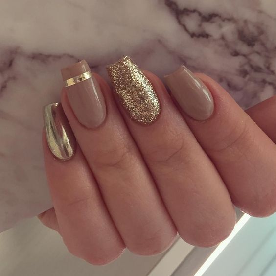 Belas unhas decoradas nude com dourado