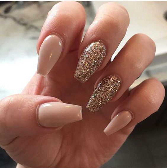 Imagem de unhas com brilho dourado