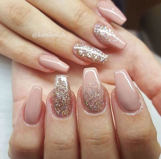 Longas unhas com nude e glitter