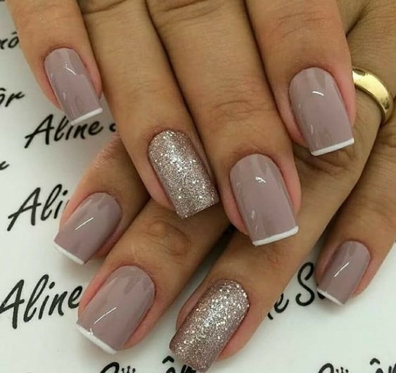 Exemplo de unhas decoradas nude com francesinha