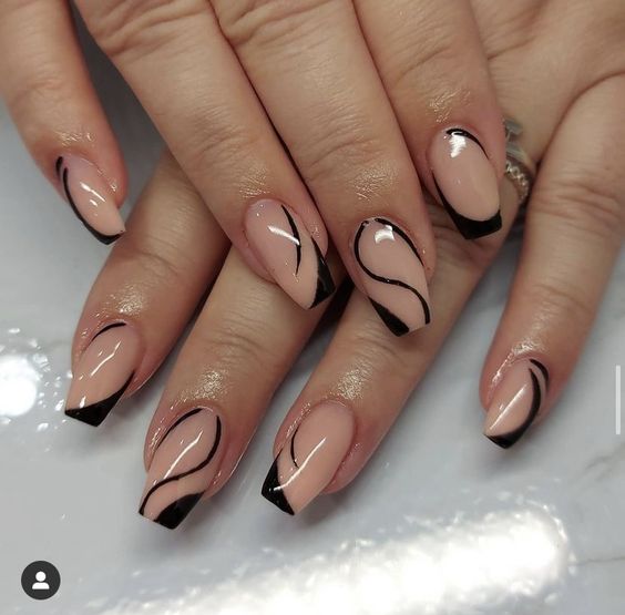 Lindos detalhes pretos nas unhas