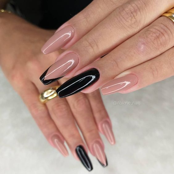 Esmaltação de unhas nude com preto