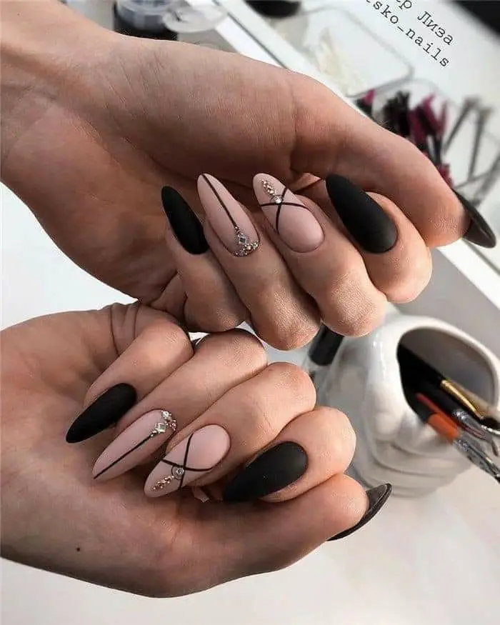 As mais lindas unhas nude com preto