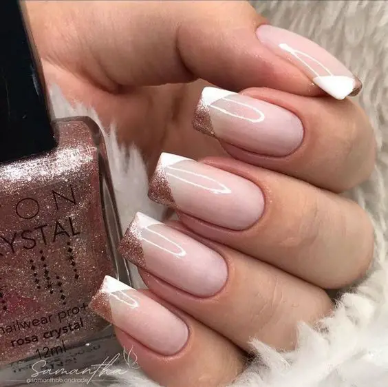 Ideia de unhas nudes com branco e glitter