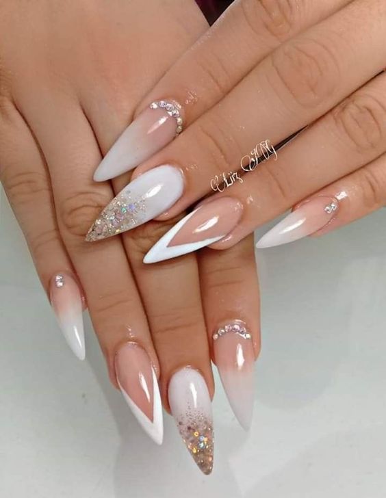 Detalhe nas unhas em gel em formato stiletto