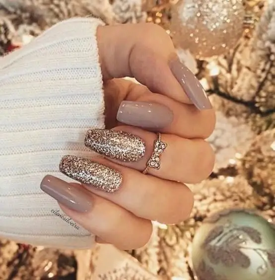 Unhas decoradas nude com glitter