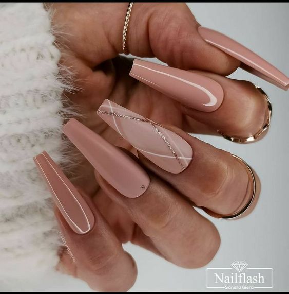 Unhas longas decoradas nude