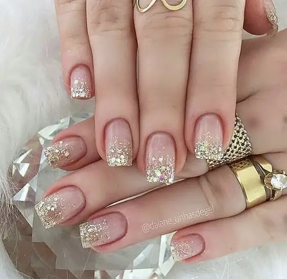 Unhas encapsuladas nude com glitter