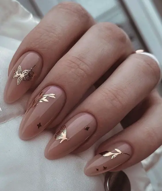 Ideia de unhas amendoadas com detalhes dourado