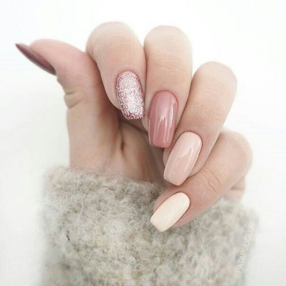 Belas unhas decoradas nude