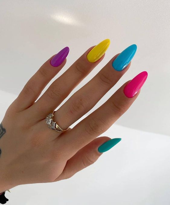 unhas decoradas de verão coloridas para usar no ano de 2022