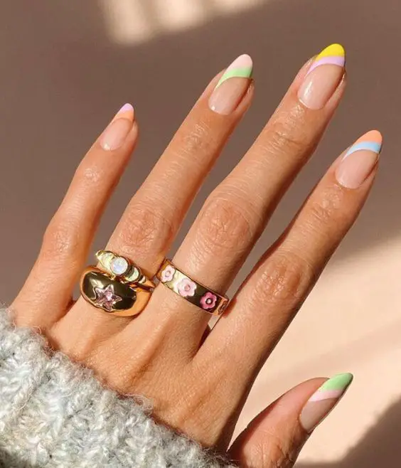 unhas francesinhas multicoloridas para usar no verão