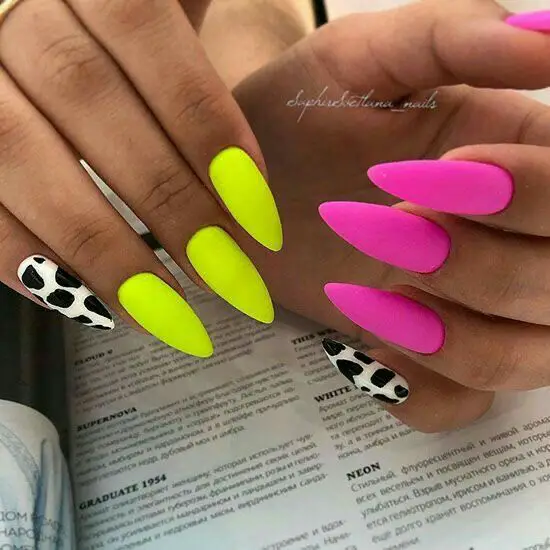 lindas unhas de verão neon com filha unica animal print