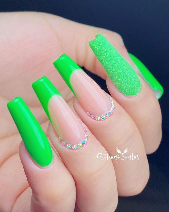 esmaltação verde neon para o verão