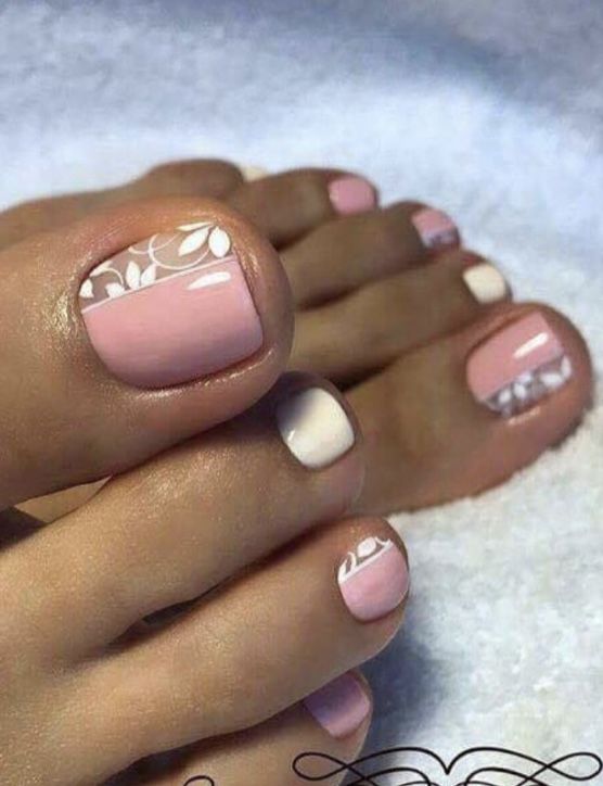 padrão floral branco com esmaltação rosa para as unhas dos pés