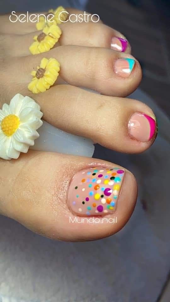unhas dos pés coloridas de verão com bolinhas no dedo maior