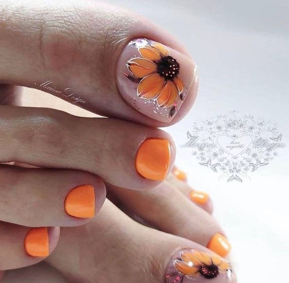 lindas unhas dos pés laranjas com flor no dedo maior