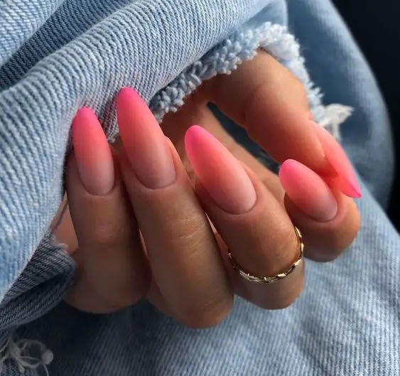 ideia de unhas amendoadas de verão ombre rosa