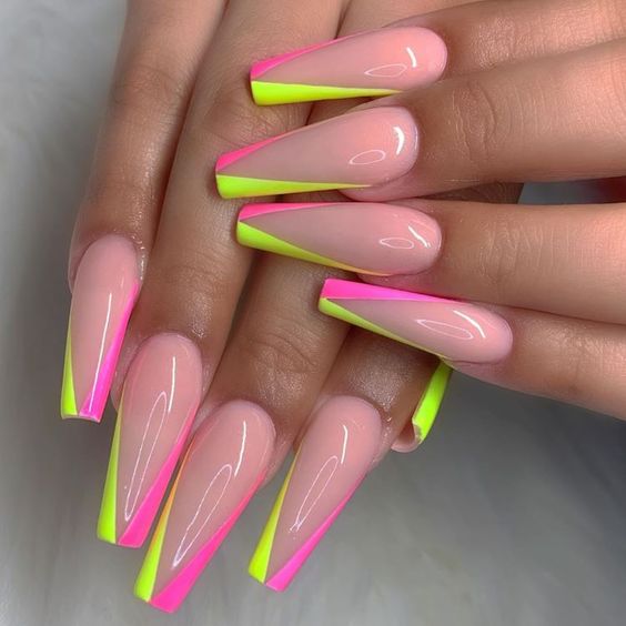 design de unhas longas com esmaltação rosa e amarela neon