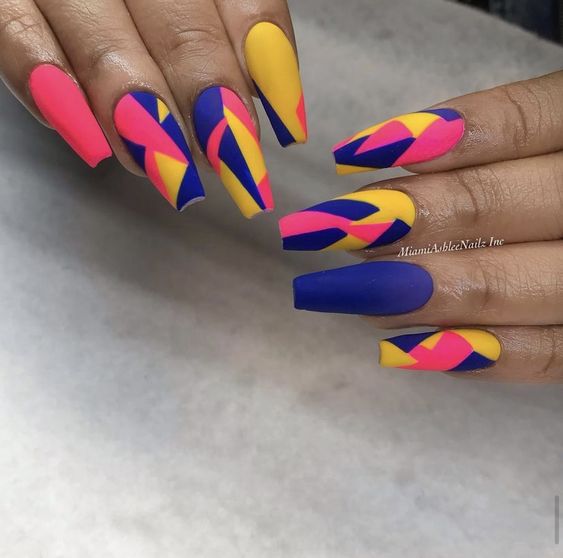 inspiração de unhas de verão coloridas com desenhos geométricos