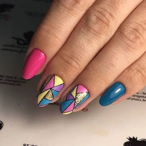 unhas com padrão de esmaltação geométicos