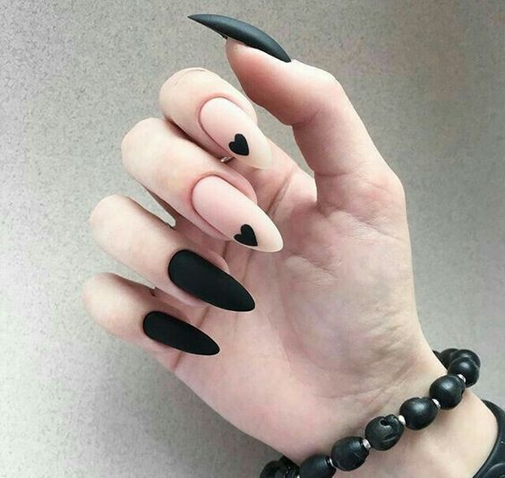 Linda decoração preta minimalista nas unhas