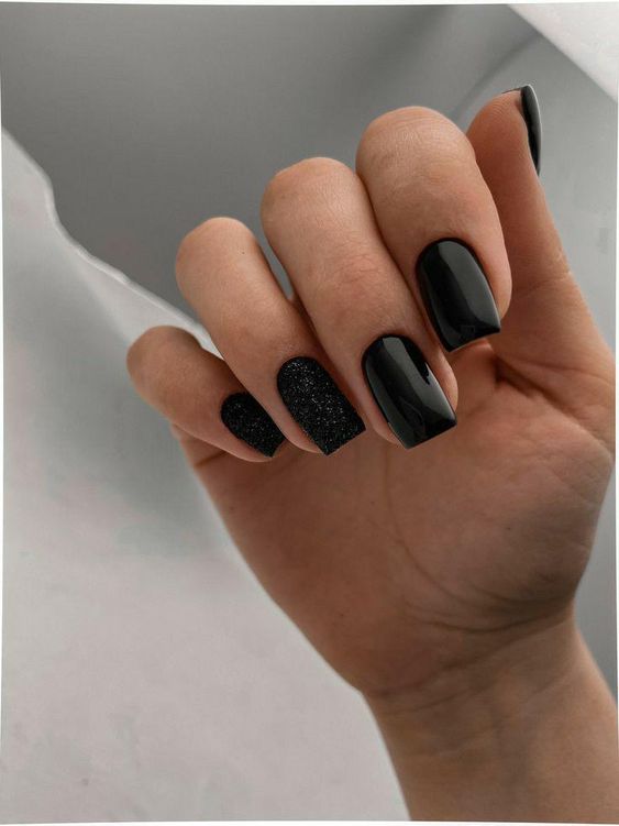 A mais linda unha com esmaltação preta e glitter preto