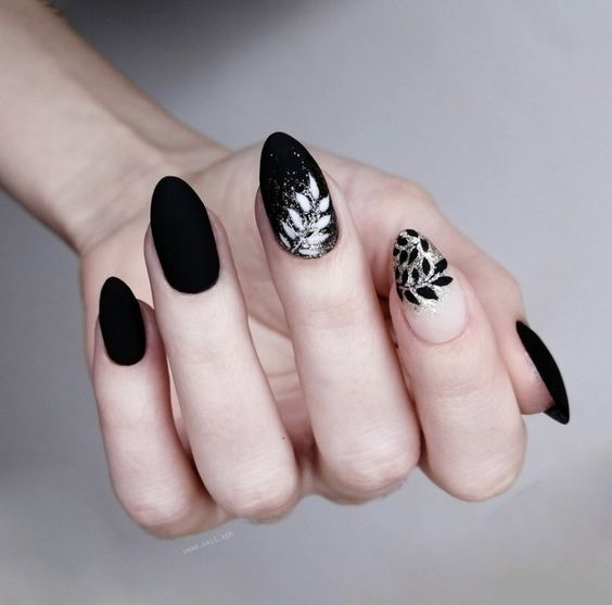 Exemplo de unhas decoradas com folhagem pretas
