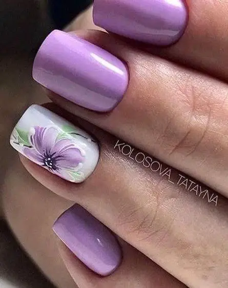 Desenhos florais nas unhas lilás