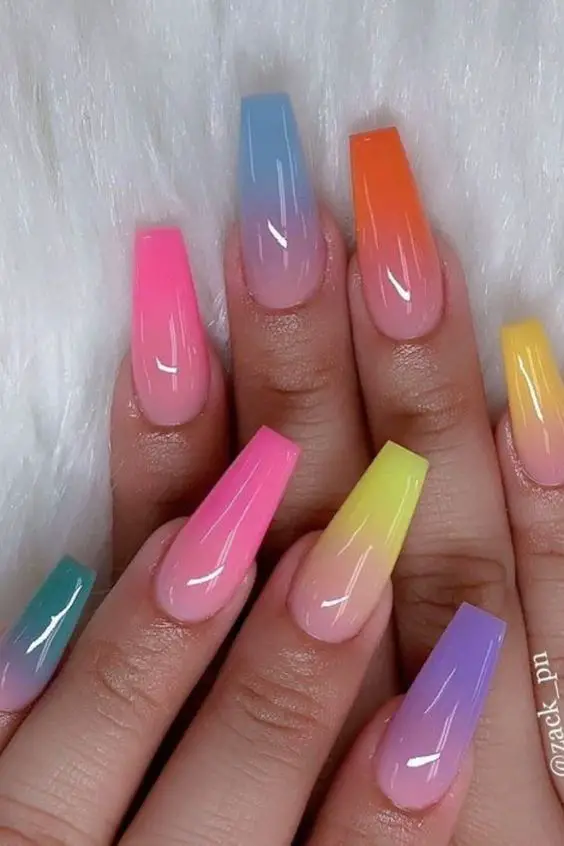 Exemplo de unhas longas coloridas