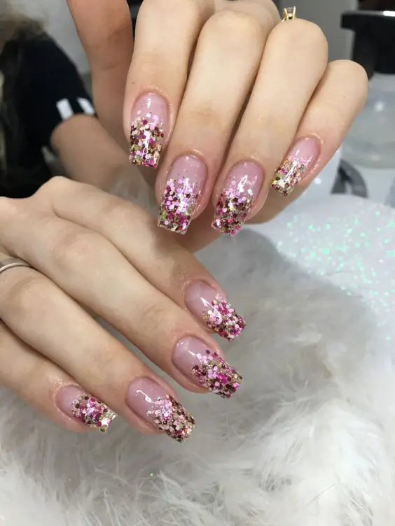 Tipo de unhas decoradas com glitter colorido