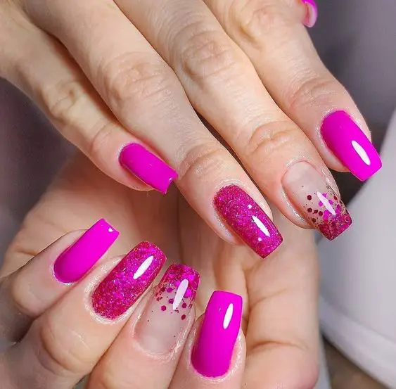 Ideia de unhas rosas decoradas para o carnaval