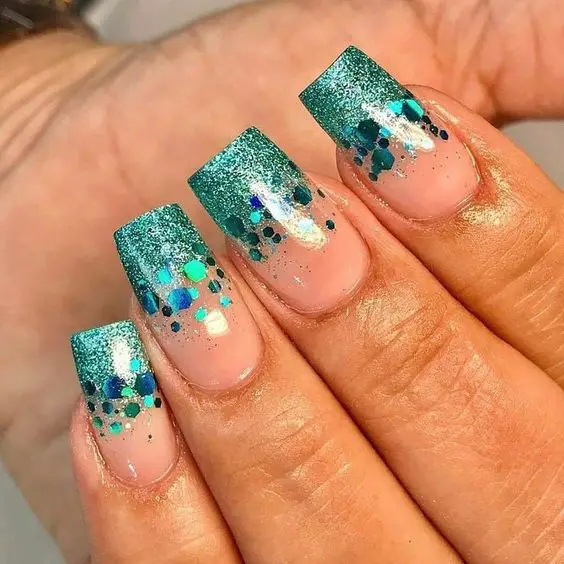 Unhas verdes decoradas para o carnaval com brilho