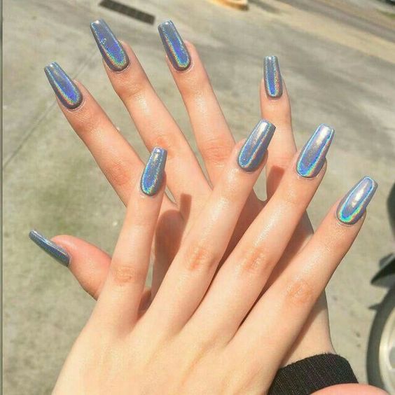 Ideia de unhas holográficas decoradas para o carnaval