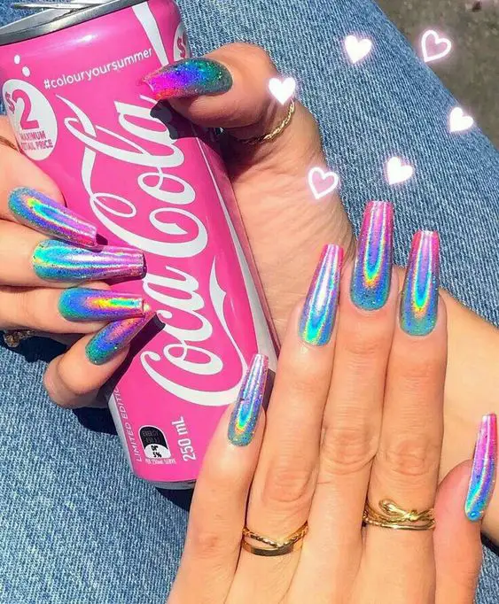 Exemplo de unhas holográficas azul e rosa