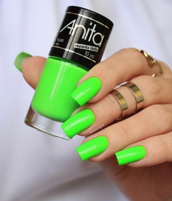 Demonstração de unhas com esmalte neon verde da anita