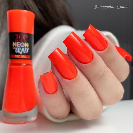 Ousadas unhas na cor laranja neon