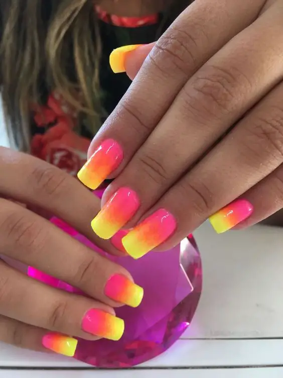 Decoração de unhas em gel com degrade de cores