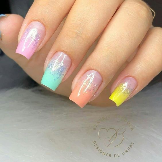 Modelo de unhas em gel decoradas coloridas