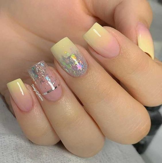 Delicadas unhas amarelas decoradas para o carnaval