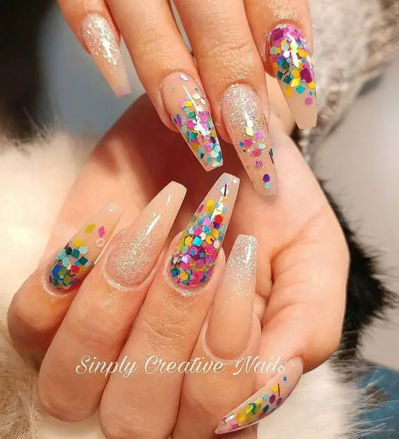 Unhas encapsuladas decoradas para o carnaval com glitter colorido