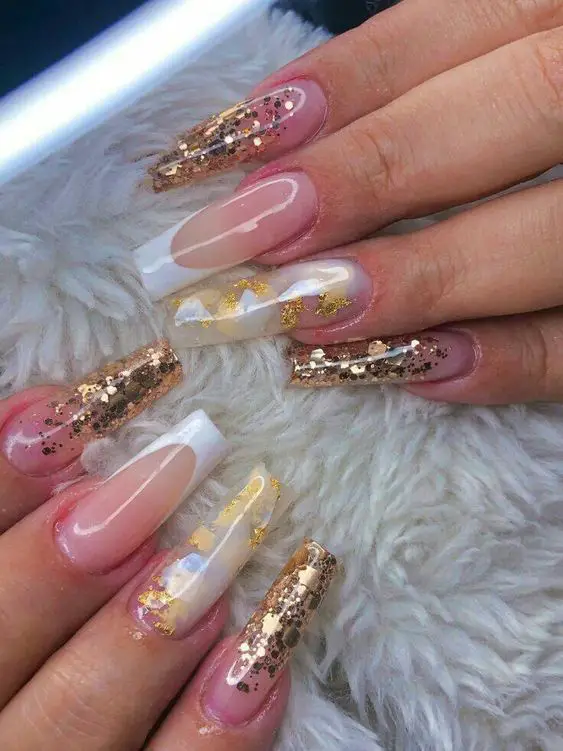 Unhas encapsuladas decoradas para o carnaval com glitter dourado