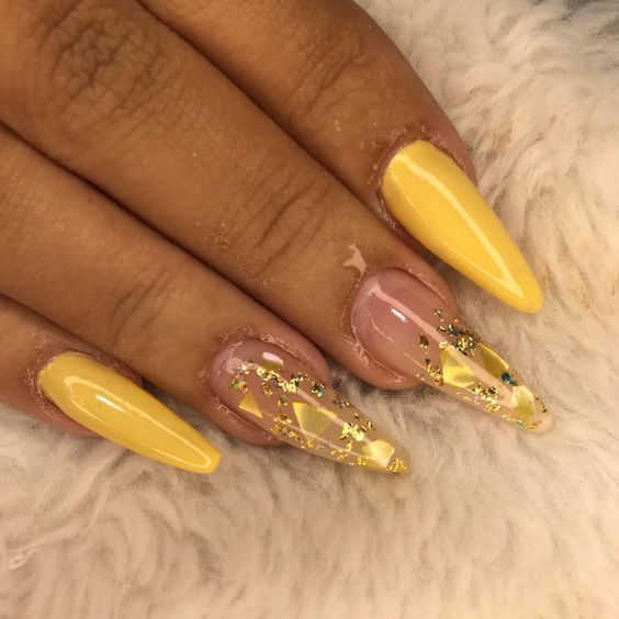 Decoração amarela nas unhas stiletto para o carnaval 2022