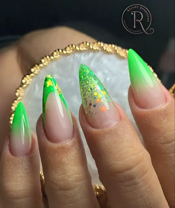 ideia de unhas decoradas verdes para o carnaval