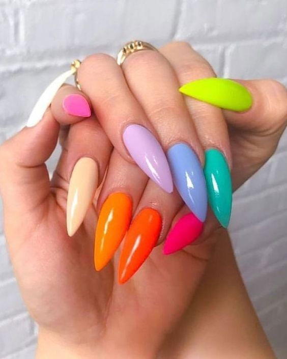 Modelo de unhas stiletto coloridas