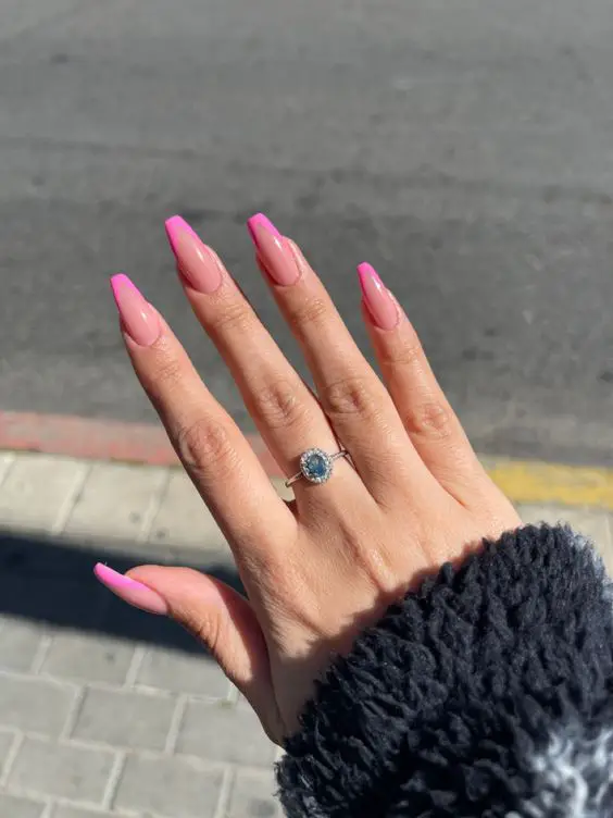 Lindas unhas longas rosa nas pontas muito elegantes