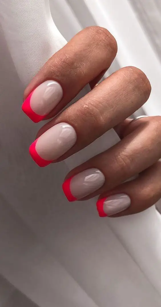 Esmaltação branca e rosa neon