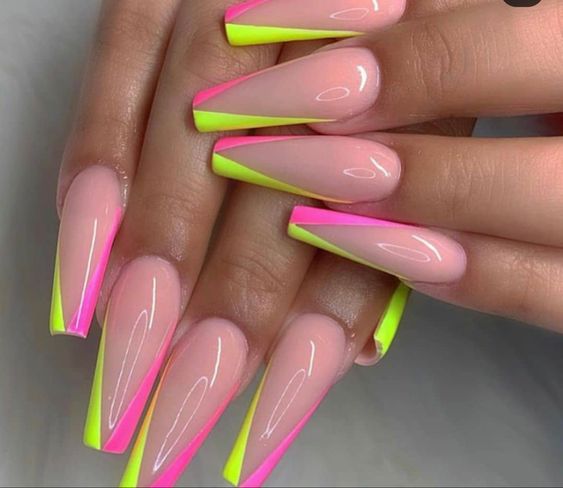 Exemplo de unhas com francesinhas coloridas com duas cores neon