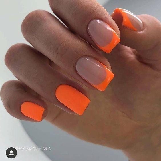 Modelo de unhas com esmalte laranja neon